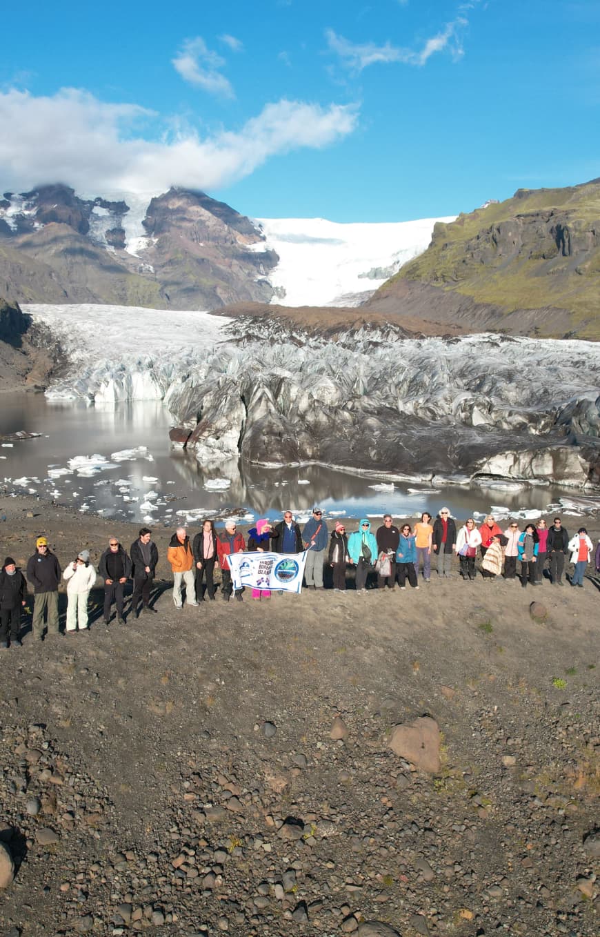 Grupo de viajeros en expedición por Islandia con Observatorio Ampimpa